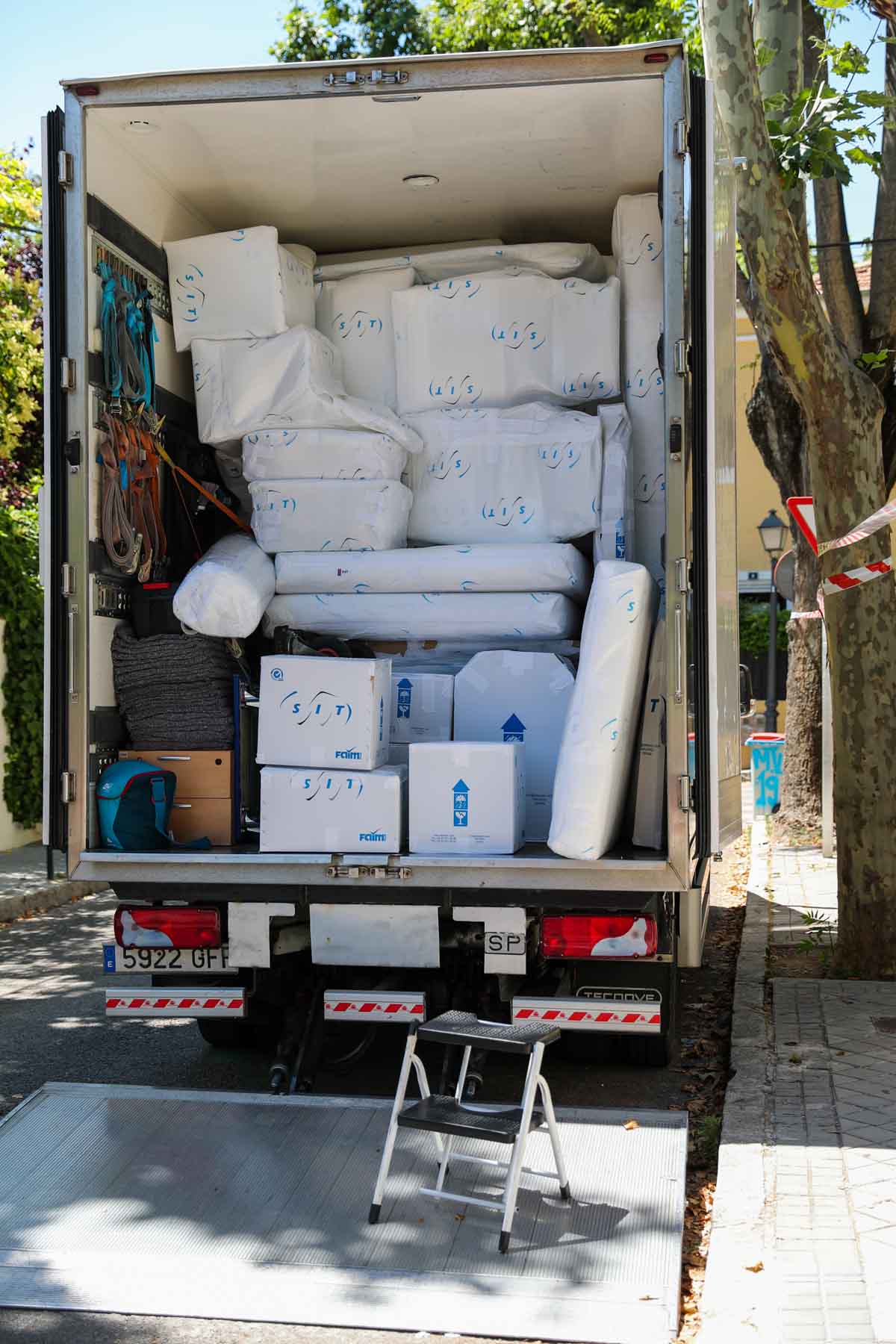 El camión de la mudanza de Vicky Martín Berrocal va muy cargado / GTRES