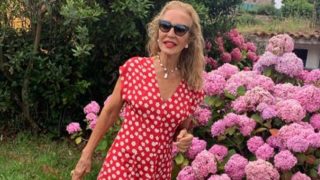 Carmen Lomana tiene el vestido de flores de Mango Outlet que queda bien a los 20, 30, 40 y hasta con 70 años