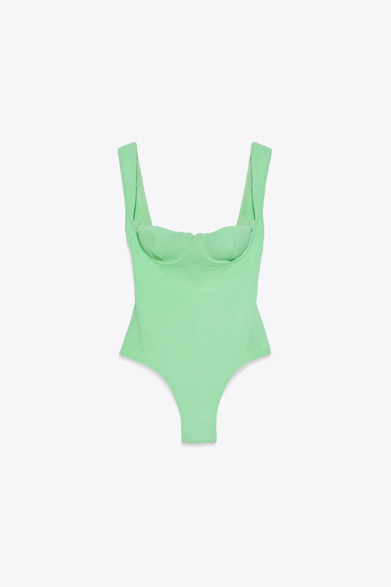Este es el bañador verde de Zara que estiliza la figura y resalta el pecho, que puedes usar como body
