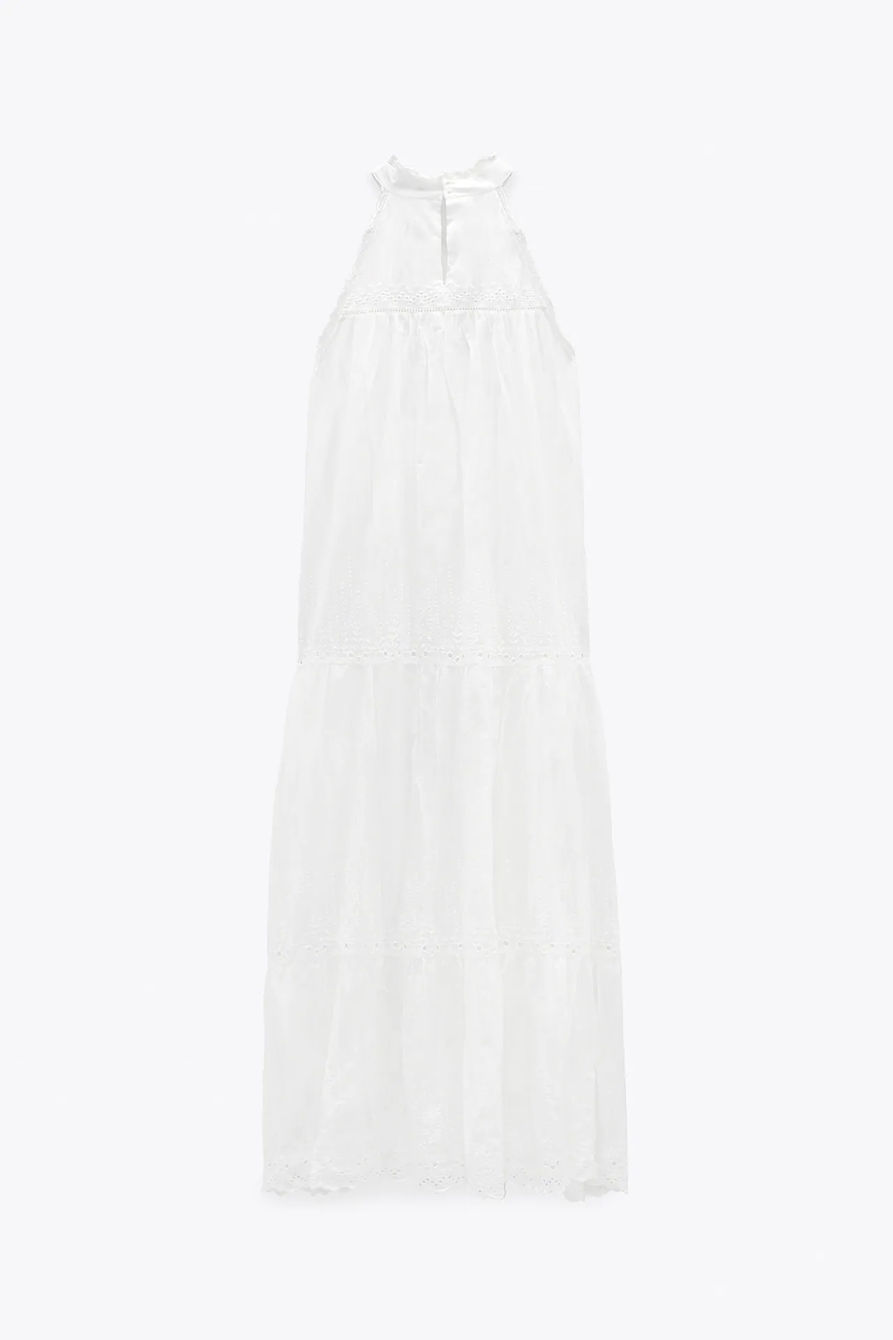 El vestido blanco de Zara que luce Amelia Bono es perfecto para las vacaciones de verano 