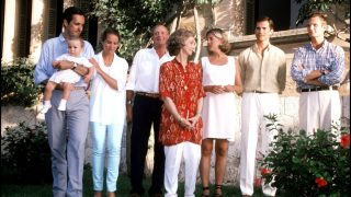 La Familia Real Española cuando Iñaki Urdangarin y Jaime de Marichalar pertenecían a ella, posando a las puertas del Palacio de Marivent (Mallorca) en el año 1999 / Gtres
