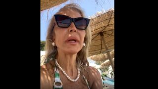 Carmen Lomana reivindica los collares de perlas en lugar de los de conchas en la playa