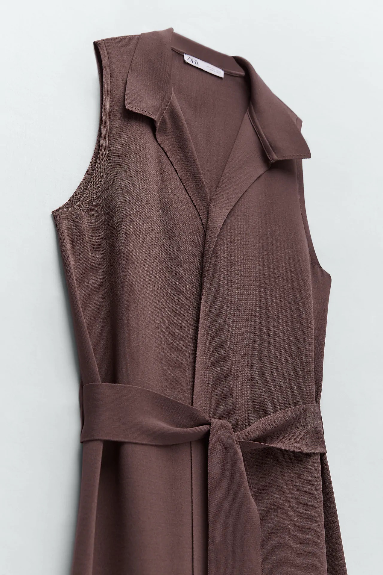 Este es el chaleco largo de Zara que marcará estilo en otoño y te servirá de vestido en verano