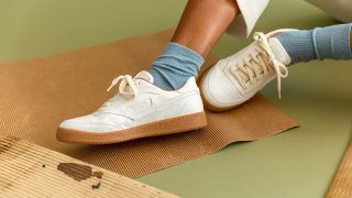 Las sneakers sostenibles que no querrás quitarte en verano / SAYE