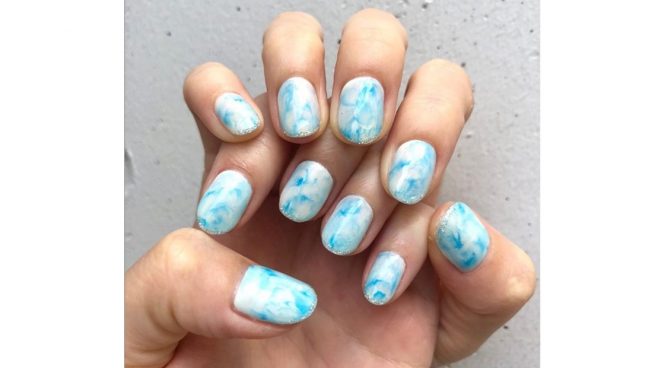 Cómo hacer la manicura Tie dye en casa, la más buscada en Instagram