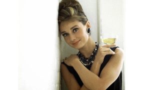 Si Audrey Hepburn rodará hoy ‘Desayuno con diamantes’ llevaría este vestido negro de Zara