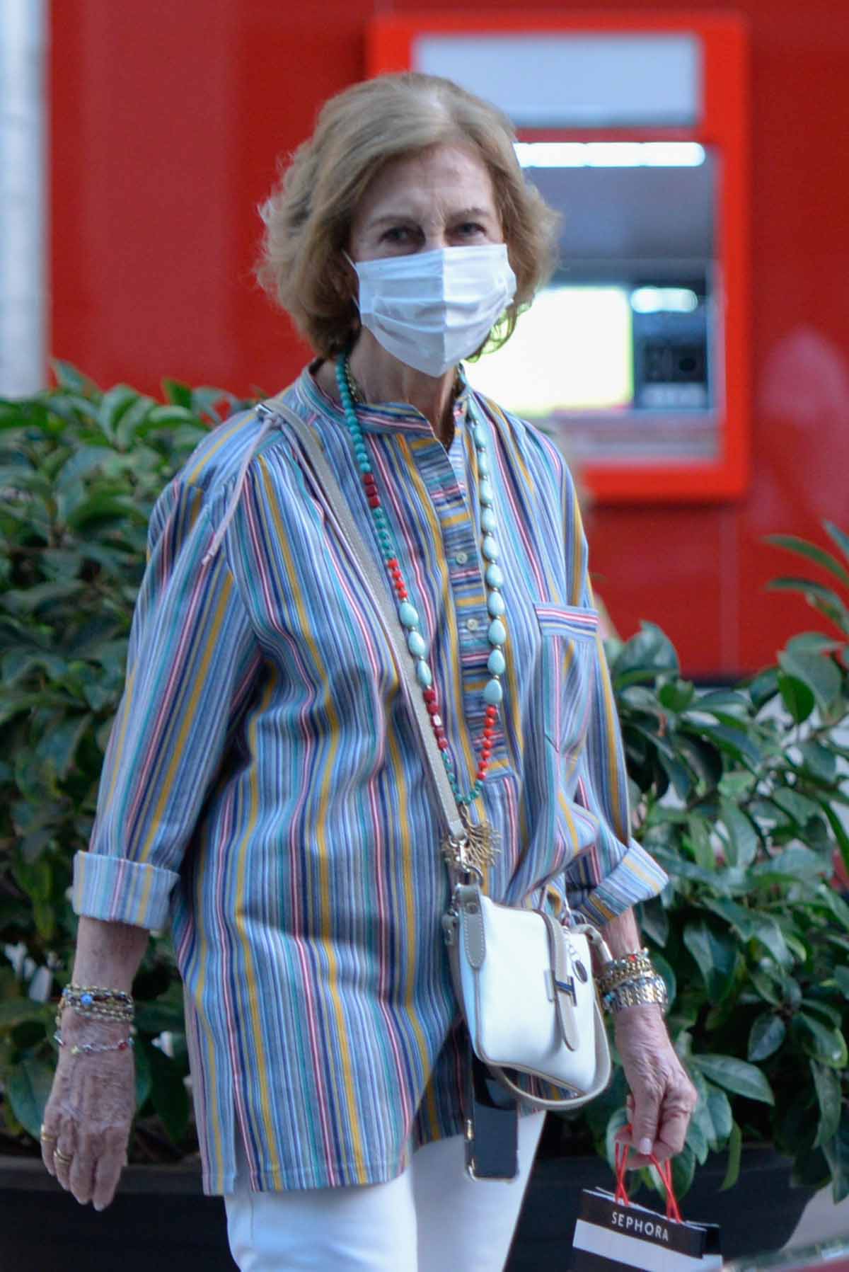 Doña Sofía ha elegido un atuendo de lo más relajado para su primera aparición pública tras la marcha de Juan Carlos I de España / GTRES