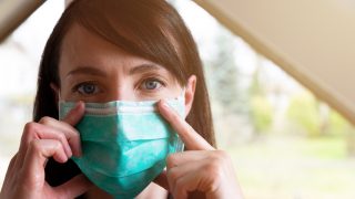 Una mujer con mascarilla / Gtres