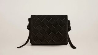 Este es el bolso de piel de rebajas de Mango ideal para cualquier look por menos de 10 euros
