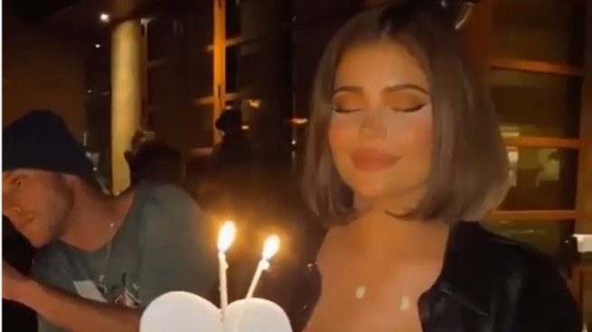 Kylie Jenner luce el corte de bob de moda en su cumpleaños