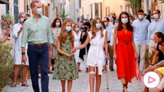 Los Reyes y sus hijas, este lunes en la localidad mallorquina de Petra / Gtres