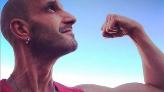 Dani Rovira, celebrando en su Instagram que ha ganado el pulso al cáncer / Instagram