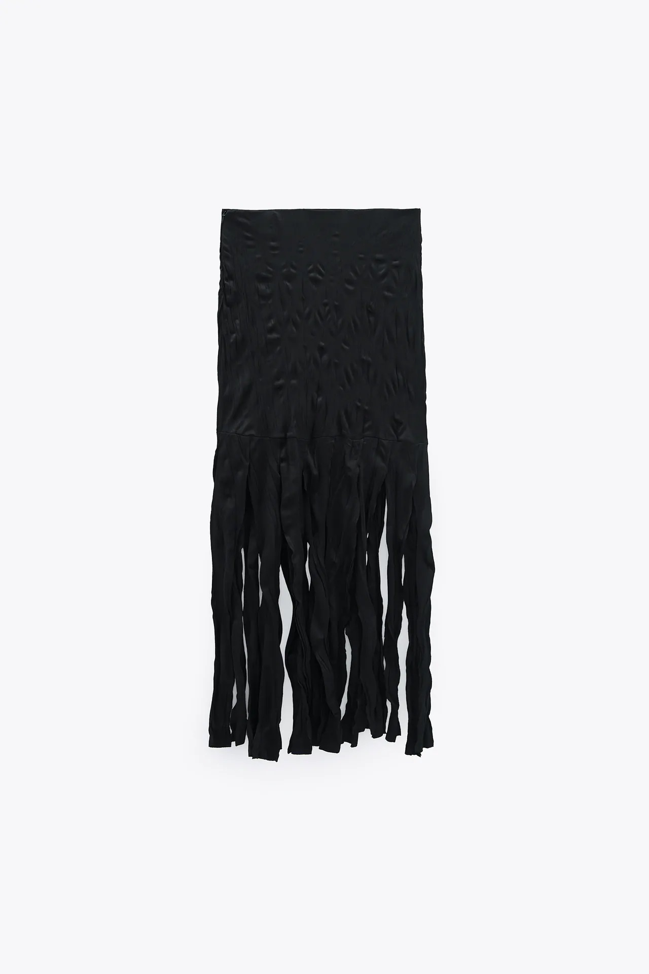 Esta es la falda con flecos más polémica de Zara ¿Disfraz de bruja o alta costura?