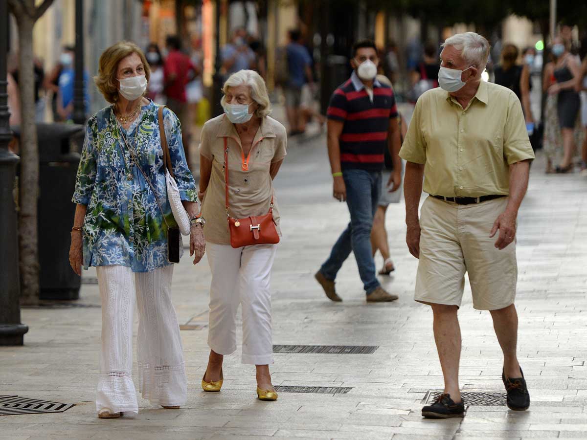 Doña Sofía junto a su hermana, la princesa Irene de Grecia paseando por las calles de Palma/ GTRES