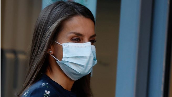 Doña Letizia a su llegada a la reunión con la Asociación Española contra el cáncer / GTRES