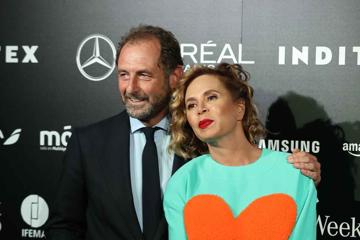 Luis Gasset junto a su pareja, Ágatha Ruiz de la Prada, en su último desfile / GTRES