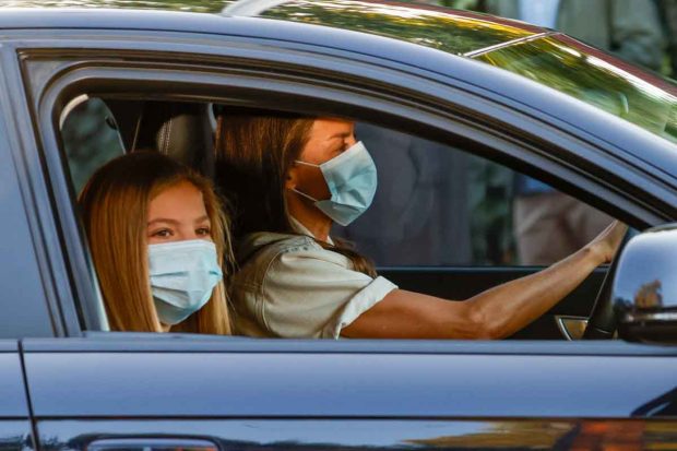 La infanta Sofía ha llegado al colegio en un coche conducido por su madre, la reina Letizia / GTRES