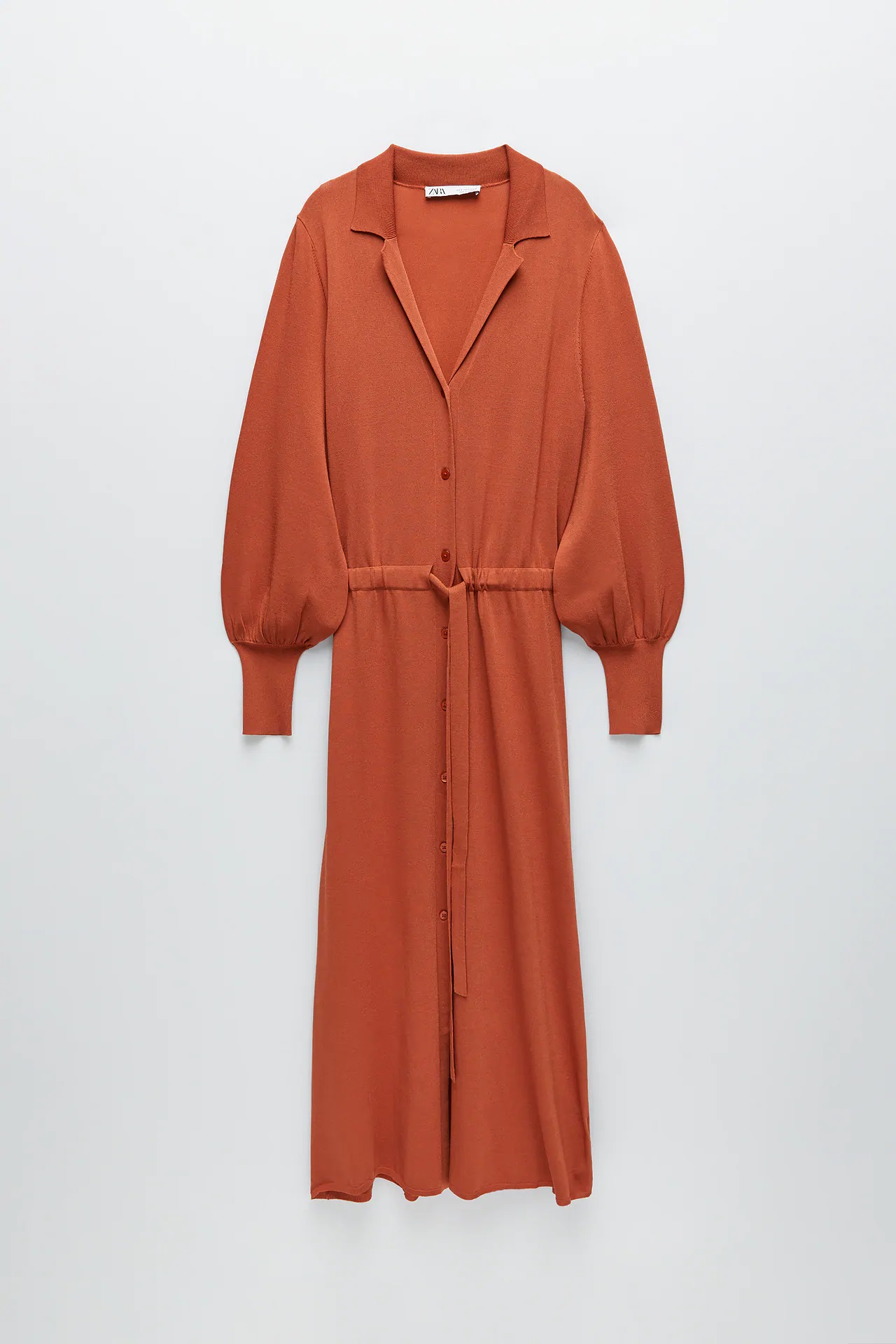 Este es el vestido camisero de Zara que sirve como chaqueta, un 2 en 1 perfecto para el otoño