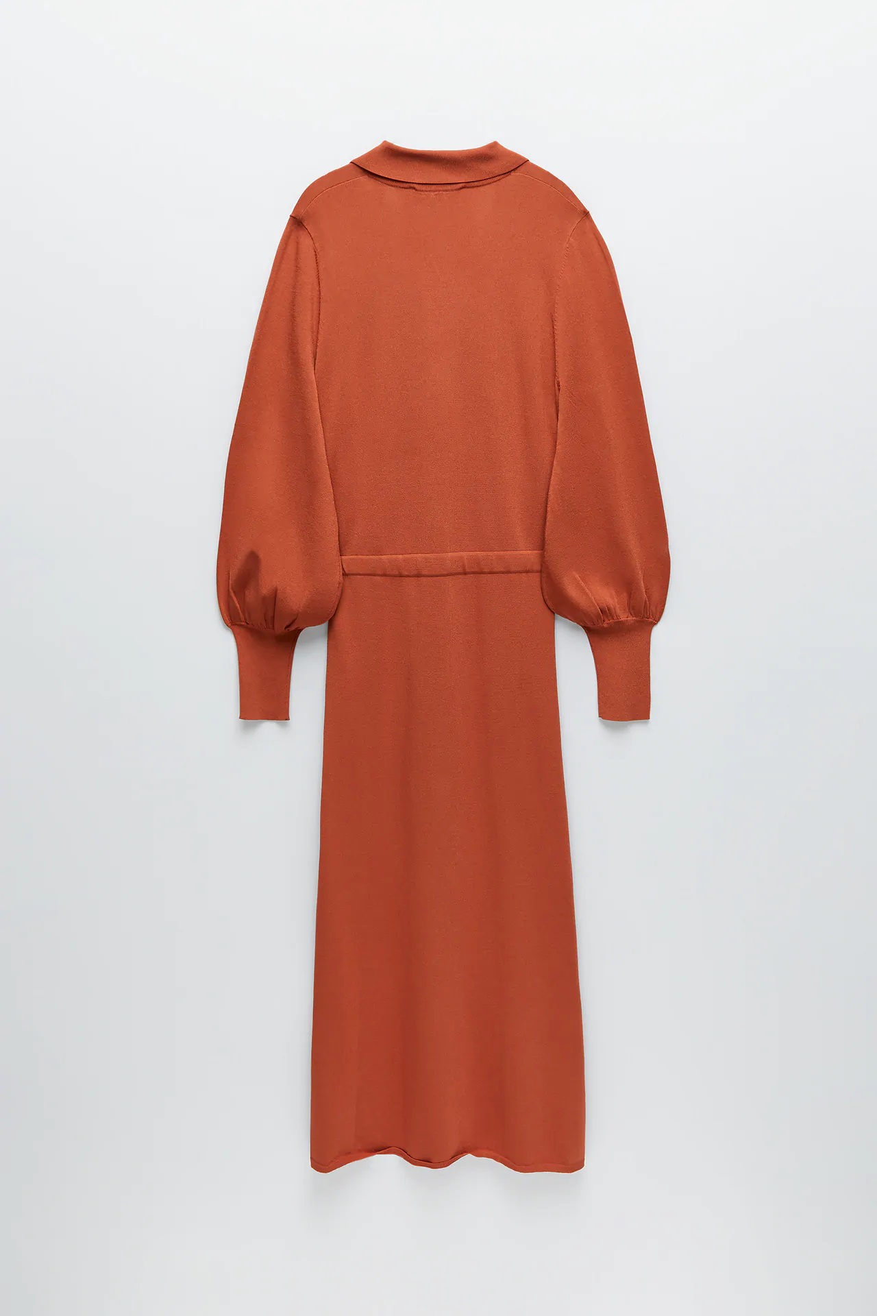 Este es el vestido camisero de Zara que sirve como chaqueta, un 2 en 1 perfecto para el otoño