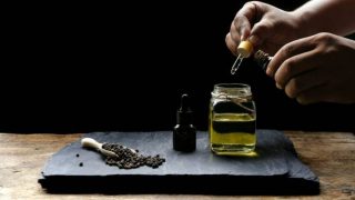 Descubre por qué el aceite de semilla negra está tan de moda