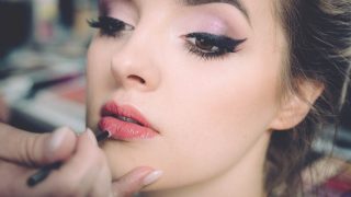 Apunta estos tips de maquillaje contra la cara cansada