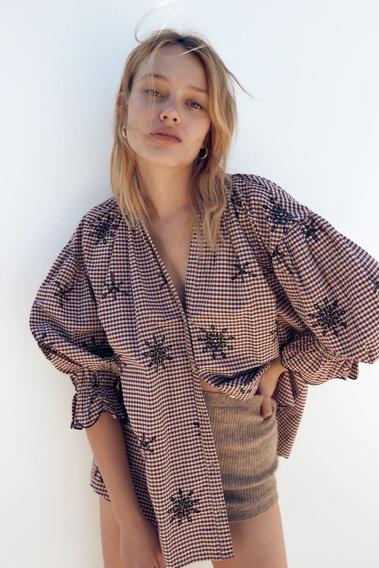 Amelia Bono nos enseña cómo llevar la blusa más original y deseada de Zara