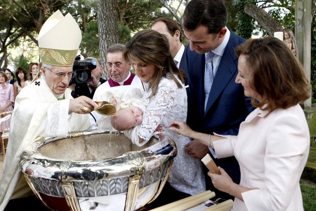 El rey Felipe VI, la reina Letizia y Paloma Rocasolano en el bautizo de la infanta Sofía de Borbón que tuvo lugar en Madrid./Gtres