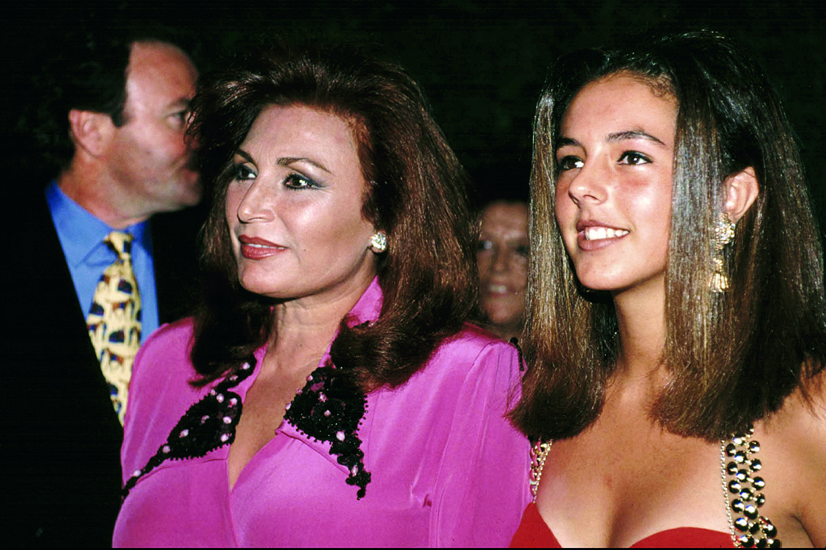 Rocío Jurado junto a su hija Rocío Carrasco durante un acto en Madrid en 1990/Gtres