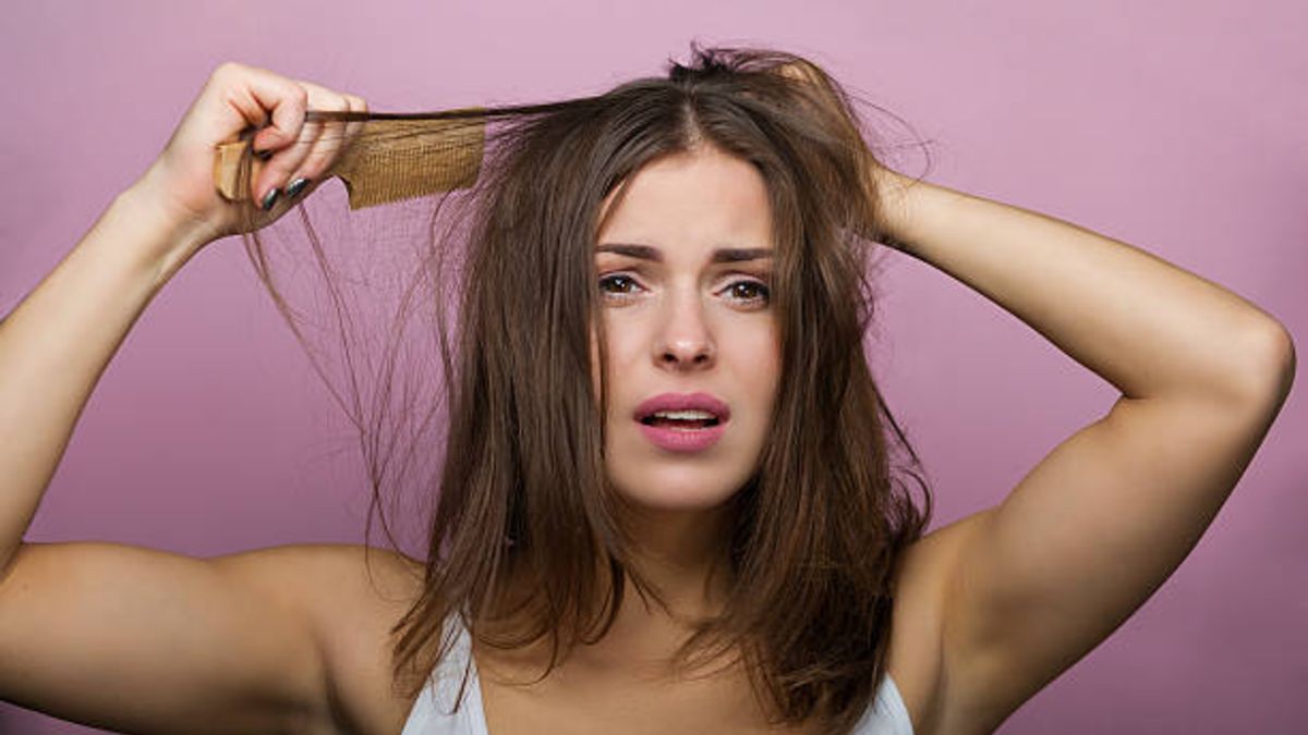 Dormir con el cabello mojado