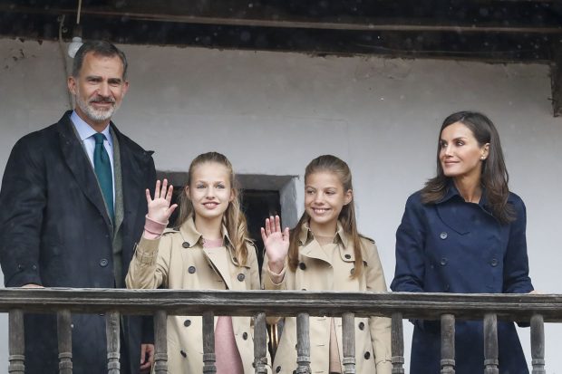 El Rey Felipe VI, la reina Letizia, la princesa Leonor y la infata Sofía en su visita al pueblo ejemplar de Asiego -Asturias- el pasado año./Gtres