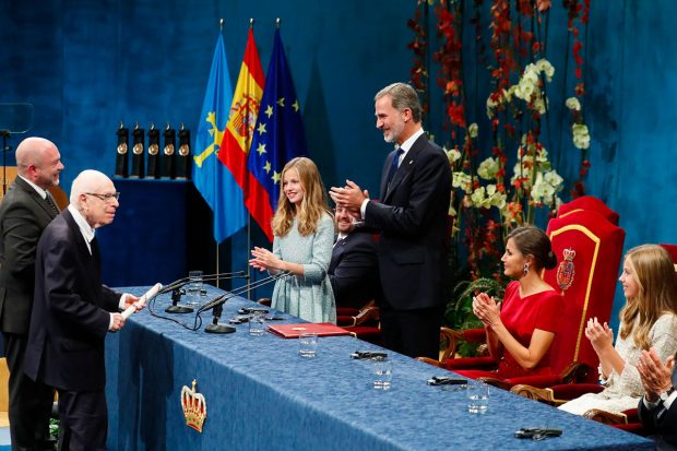 El Rey Felipe VI, la reina Letizia, la princesa Leonor y la infata Sofía en los Premios Princesa de Asturias 2019/Gtres