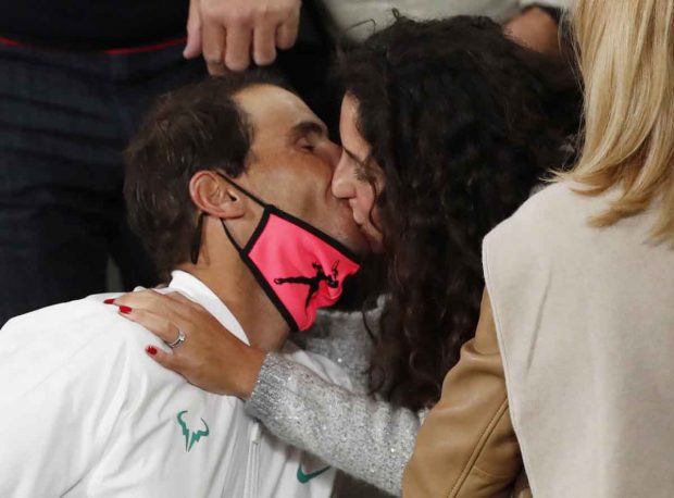 Nada más ganar su Roland Garros número 13, Rafa Nadal ha corrido a celebrarlo con su mujer / GTRES