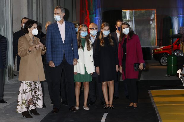 Los Reyes Felipe VI y Letizia junto a sus hijas en Oviedo. /Gtres