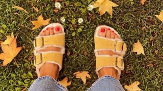 Nuria Roca nos enseña a llevar las sandalias de otoño que te encantarán u odiarás