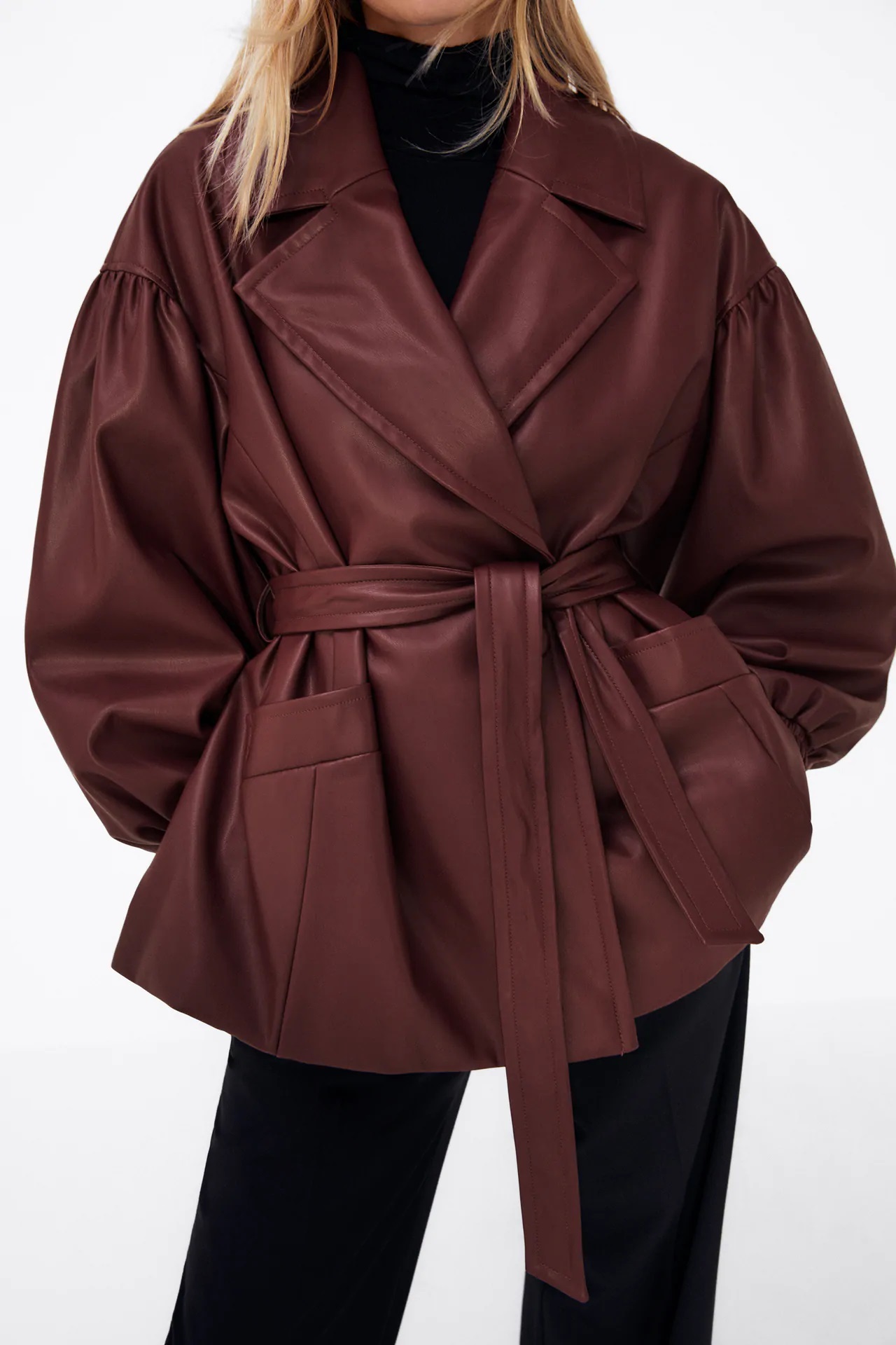 Zara: Busca por el armario o compra esta blazer ochentera de piel una de las prendas de la temporada