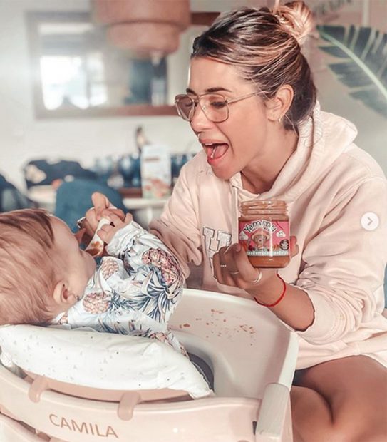 Elena Tablada promocionando comida para bebés/Instagram @hellentablada