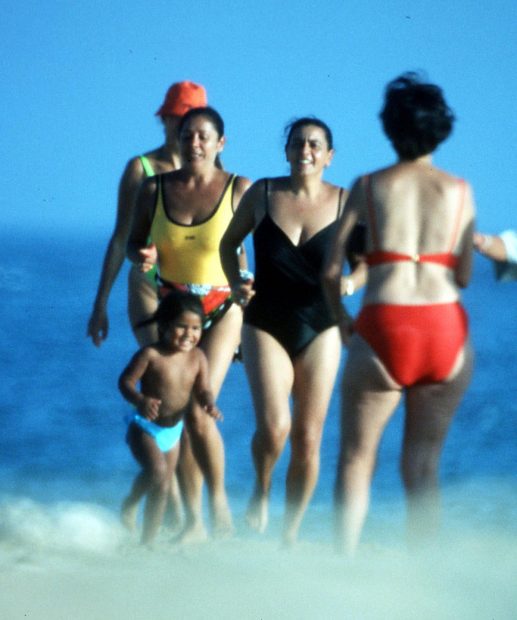 María del Monte junto a Isabel Pantoja e Isa P durante unas vacaciones en Málaga en 1998./Gtres