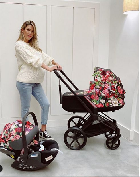 Rosanna Zanetti posando con unos carritos de bebés en su perfi de Instagram./Instagram @rosannazanetti