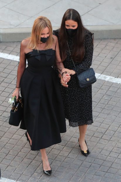 Ana Obregón junto a Carolina Monje el día del entierro de Aless Lequio celebrado en Madrid./Gtres