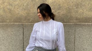 Laura Matamoros sorprende con esta camisa blanca de Zara en un look muy femenino