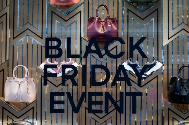 Escaparate de una tienda el día del 'Black friday'./Gtres