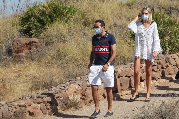 Enrique Ponce y Ana Soria disfrutando de las vacaciones en verano 2020 en Almeria./Gtres