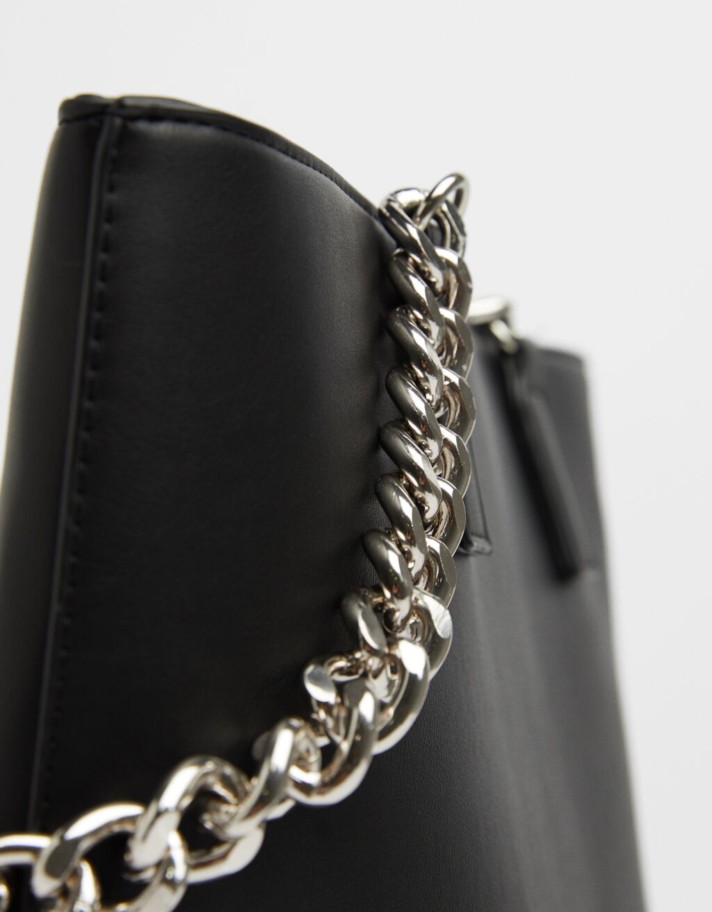 Bershka tiene el bolso negro con cadena que parece de Chanel y vale menos de 20 euros