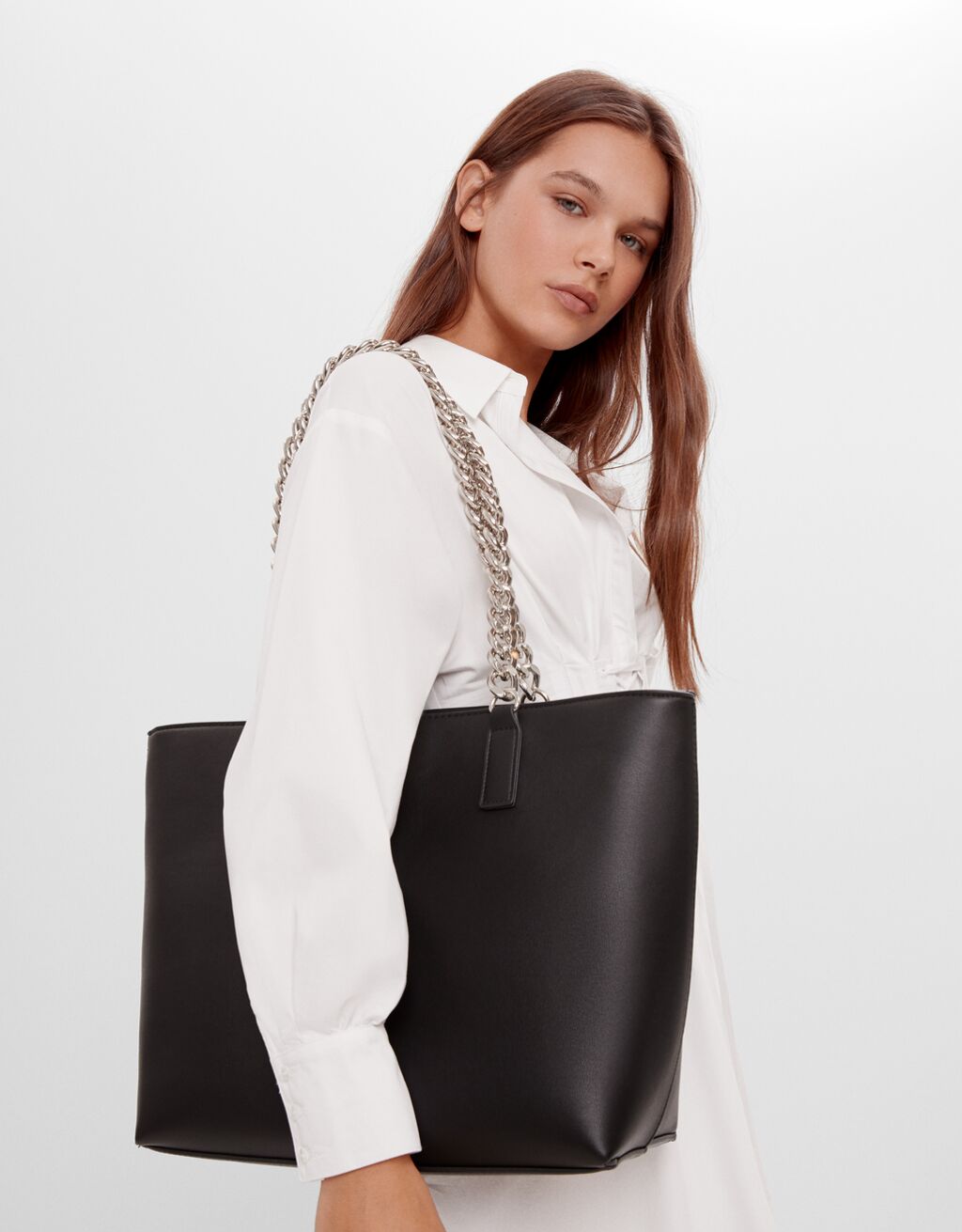 Bershka tiene bolso negro con cadena que parece de Chanel y vale menos de 20 euros Moda