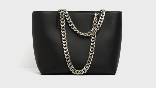 Bershka tiene el bolso negro con cadena que parece de y vale menos de 20 euros | Moda