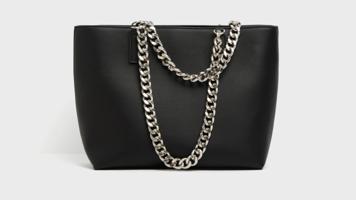 Bershka tiene el bolso negro con cadena que parece Chanel y vale menos de 20 euros | Moda