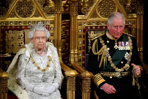 La reina Isabel II y Carlos de Inglaterra./Gtres