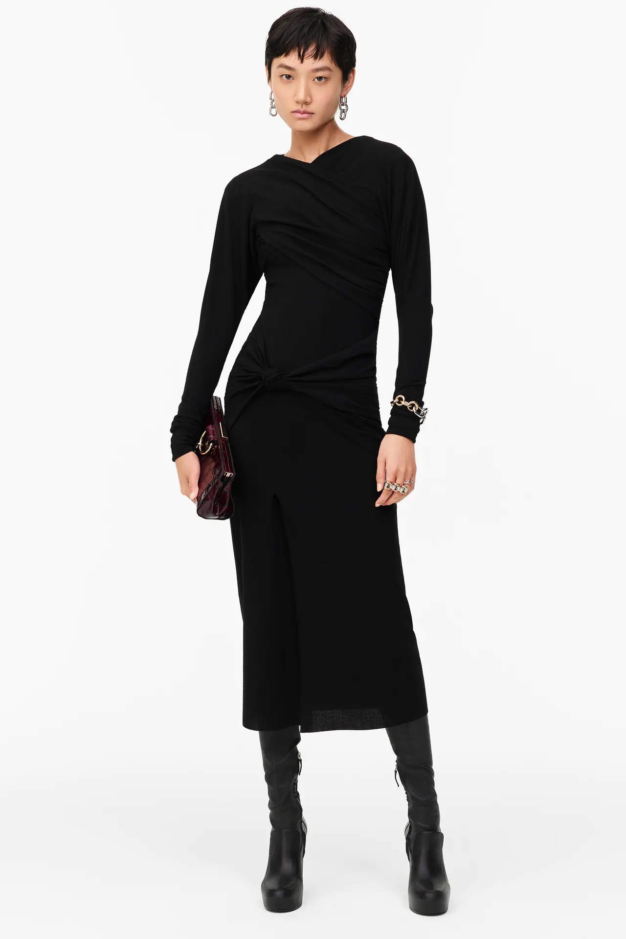 Zara tiene la versión low cost del vestido negro drapeado de la reina Letizia 