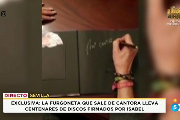 Isabel Pantoja firmando su nuevo especial./Telecinco