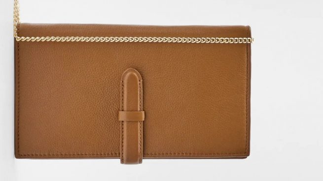 Zara tiene el regalo perfecto y único, una cartera de piel personalizable por menos de 30 euros